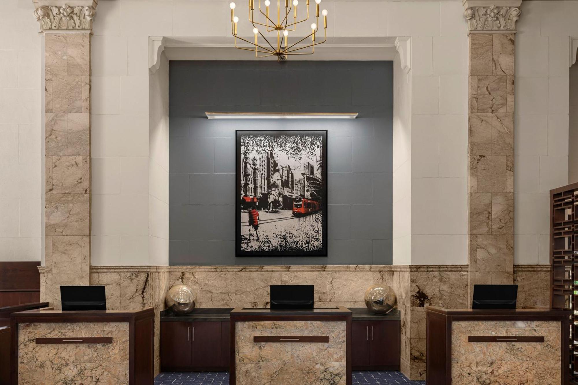 Courtyard By Marriott Downtown Hotel